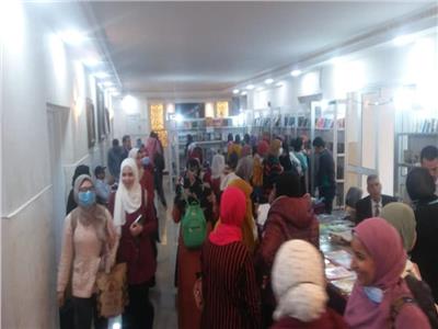 إقبال كبير من البنات على معرض الكتاب بجامعة الأزهر