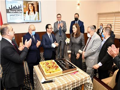 العاملون بوزارة التخطيط يحتفلون بأفضل وزيرة عربية ويقدمون لها هدية 