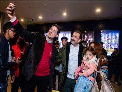 نضال الشافعي والمخرج وسام مدني مع جمهور " خان تيولا "