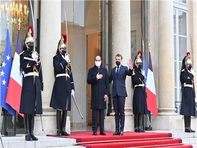 السيسي يصل مقر الاليزيه للقاء الرئيس الفرنسي ماكرون 