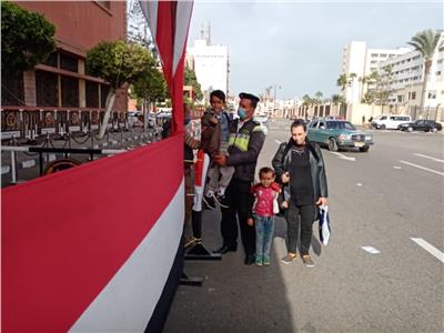 الشرطة تساند ذوي الاحتياجات الخاصة في الادلاء بأصواتهم ببورسعيد‎