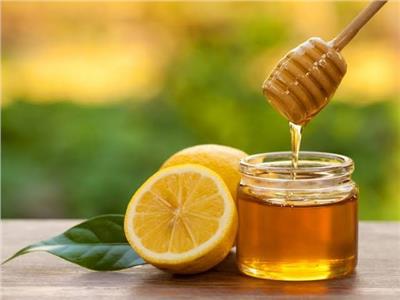 «العسل والليمون» لشد البشرة والتخلص من الحبوب