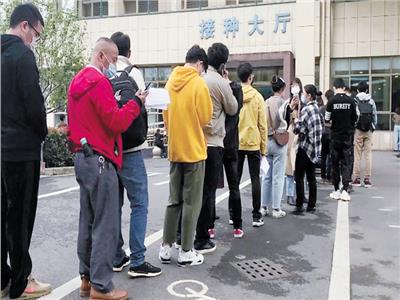 المواطنون بالصين فى طابور الحصول على اللقاح بالصين