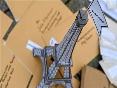 برج إيفل من الورق المقوى نموذج طرحه نشطاء  للاحتفال بالذكرى السنوية الخامسة لاتفاقية باريس للمناخ 