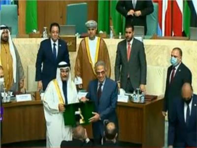 رئيس البرلمان العربي يكرم عمرو موسي