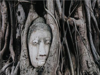  تمثال أثري مقطوع الرأس لبوذا
