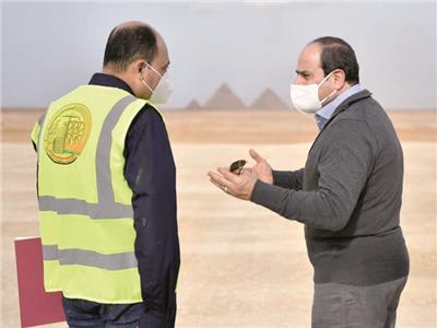 الرئيس عبدالفتاح السيسى خلال حديثه مع أحد المشرفين على مشروعات الطرق والمحاور