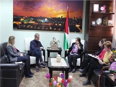 وزيرة الصحة الفلسطينية مي الكيلة مع مدير مكتب منظمة الصحة العالمية 