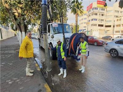 محافظ الجيزة يتابع أعمال شفط مياه الأمطار بالأحياء والمراكز 