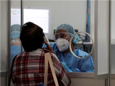 امرأة تخضع لفحص فيروس كورونا في مطار توكومين الدولي في مدينة بنما