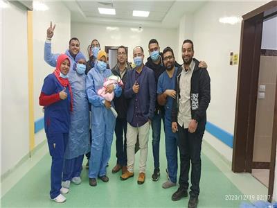 الفريق الطبي المشارك في عملية الولادة