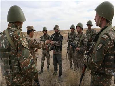 جنود الاحتياط الأرمن قبل مغادرتهم إلى خط المواجهة في سياق النزاع العسكري مع القوات المسلحة لأذربيجان
