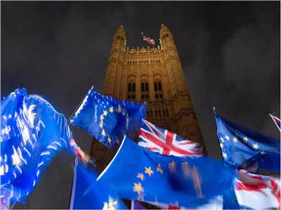 أعلام الاتحاد الأوروبي وبريطانيا أمام البرلمان البريطاني في وسط لندن - أرشيف