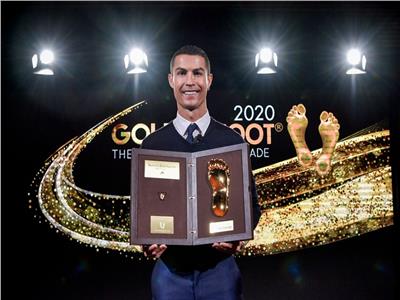 رونالدو يحصد جائزة القدم الذهبية