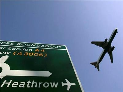 طائرة تستعد للهبوط على مدرج بمطار هيثرو البريطاني