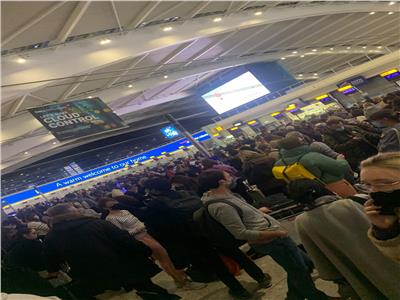 تجمع العشرات في مطار هيثرو بلندن