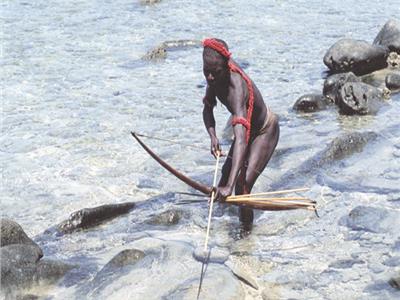 أحد أبناء قبيلة السينتينليز يحاول صيد الأسماك