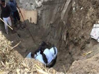 انتشال جثث 3 عمال من بئر للصرف الصحى بسوهاج بعد 14 ساعة   