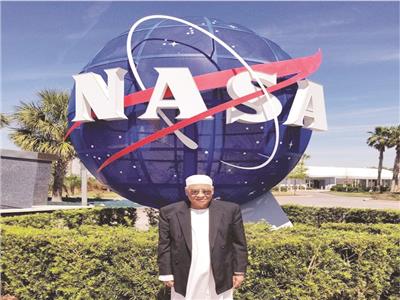 فيصل مصطفى أمام مدخل وكالة «ناسا» الفضائية