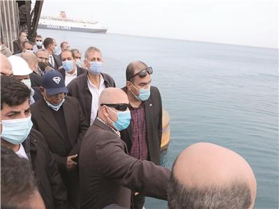 المهندس كامل الوزير وزير النقل خلال تفقده ميناء سفاجا