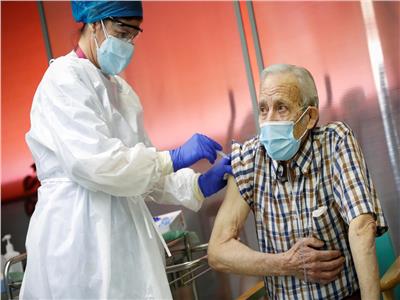 تطعيم مسن في مدريد ضد كورونا (رويترز) 