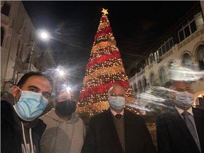 محافظ القاهرة يلتقط صورة تذكارية مع المواطنين احتفالا برأس السنة
