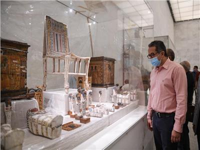 وزير الآثار يشاهد عددا من القطع الأثرية