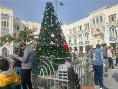 محطة مصر تتزين بأشجار الميلاد احتفالًا بالكريسماس