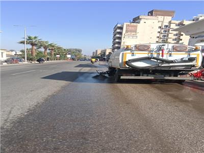 حملة نظافة مكبرة وغسيل الأرصفة بشوارع حي جنوب مدينة الأقصر