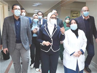 هالة زايد وزيرة الصحة خلال زيارتها لمركز القطامية