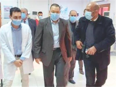 د. محمود غراب محافظ الشرقية خلال زيارته مستشفى الحسينية