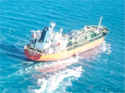 ناقلة النفط الأجنبية فى مياه الخليج وترافقها سفن ايرانية   «صورة من رويترز»