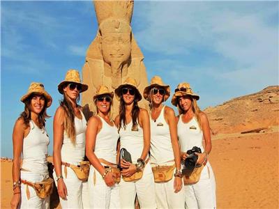 فتيات من إيطاليا يروجون للسياحة المصرية