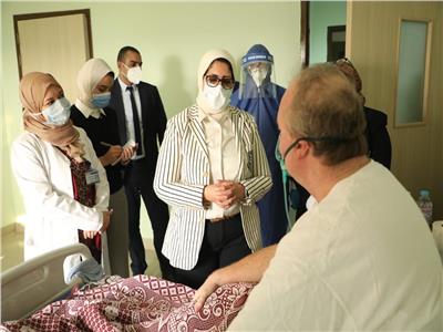 وزيرة الصحة تراجع إشغال الأسرة ومعدات شفاء مرضى كورونا بمستشفى 15 مايو