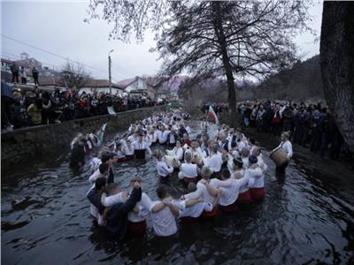 رقص وغناء في بحيرة باردة احتفالا بعيد الغطاس والسر في انتشال الصليب
