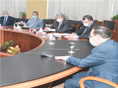 وزير البترول خلال اجتماعه مع عدد من رؤساء الشركات