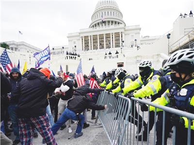 الشرطة الأمريكية تتصدى للمحتجين