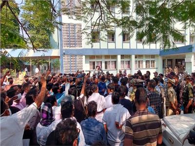 حشود خارج المستشفى في بهاندارا في ولاية ماهاراشترا الهندية حيث قتل 10 أطفال في حريق