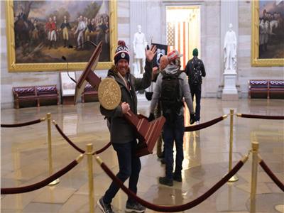 صورة للسارق وهو يحمل منصة الكونجرس