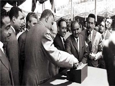صورة أرشيفية .. الرئيس جمال عبدالناصر يضع حجر الاساس لبناء السد
