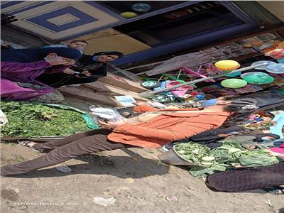 شباب يطلقون مبادرة لتوزيع الكمامات على الباعة في بني سويف