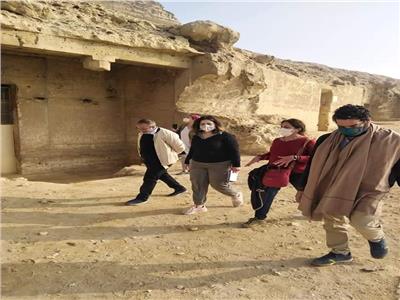 وفد من «السياحة» يتفقد أعمال تطوير منطقة بني حسن الأثرية