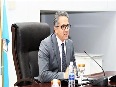 وزير السياحة والآثار الدكتور خالد العناني