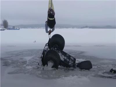 نجاة سائق سقط تحت الجليد بفضل دراجته