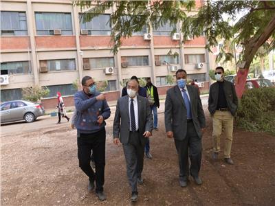  رئيس جامعة أسيوط بجولة تفقدية واسعة فى أنحاء الحرم الجامعى 