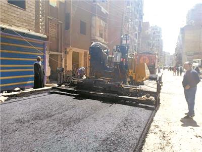  رصف الشوارع الداخلية بمحافظة الفيوم لتسهيل حركة المرور على الأهالى