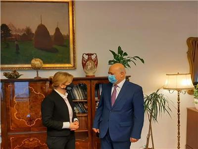 السفير المصري في بودابست يلتقي وزيرة الدولة ومديرة الأكاديمية الدبلوماسية المجرية