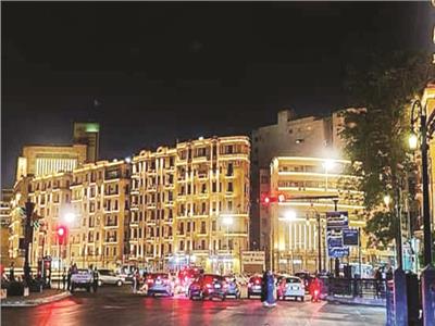 الأضواء تزين شوارع القاهرة في الليل