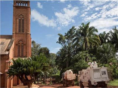 دورية لبعثة الأمم المتحدة في إفريقيا الوسطى تمر أمام كاتدرائية بانجاسو بشرق البلاد