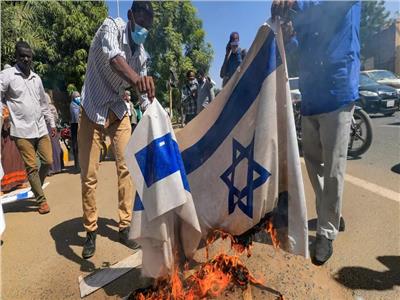 سودانيون يحرقون علم اسرائيل في الخرطوم - أ ف ب